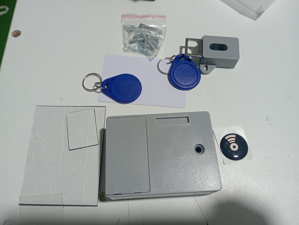 Serrure électronique d’armoire avec carte de déverrouillage